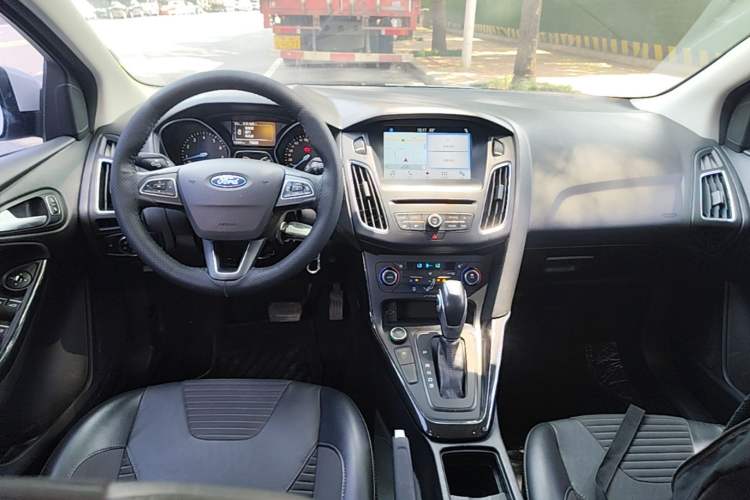 Used Ford Focus 2017 Sedan EcoBoost 180 Automatic Elite Model Center Console