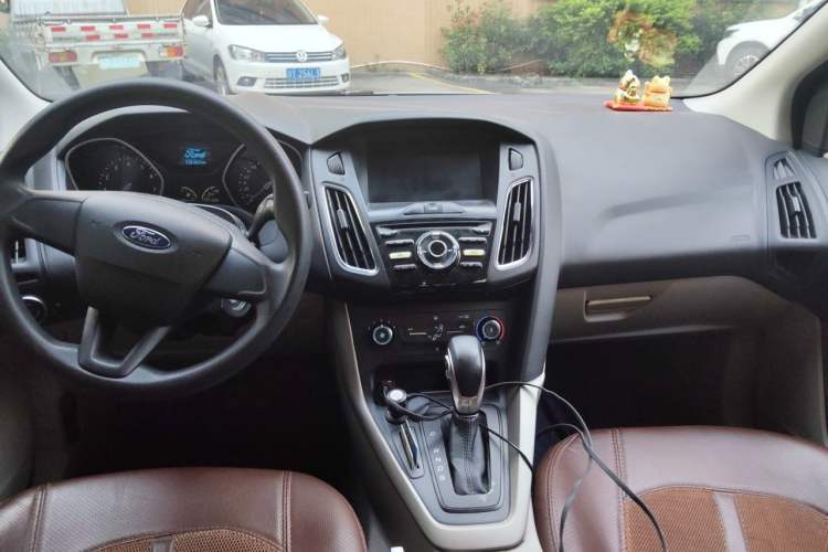 Used Ford Focus 2017 Sedan 1.6L Automatic Comfort Plus SmartDrive Edition Center Console