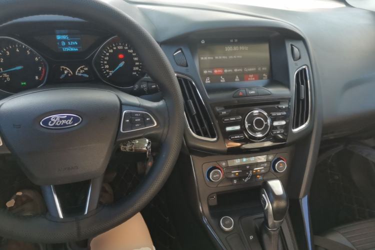 Used Ford Focus 2017 Sedan EcoBoost 125 Automatic Supreme Style SmartDrive Edition Center Console