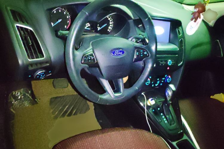 Used Ford Focus 2017 Sedan EcoBoost 180 Automatic Elite Model Center Console