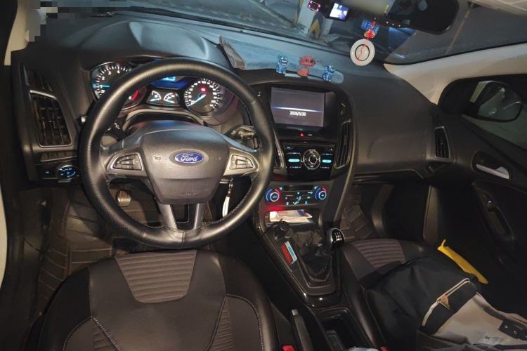 Used Ford Focus 2017 Sedan 1.6L Manual Fashion Edition Smart Drive Version Center Console