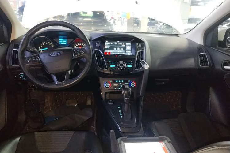 Used Ford Focus 2017 Sedan 1.6L Automatic Fashion Edition Smart Drive Version Center Console