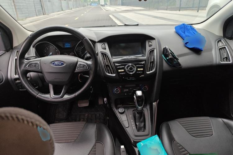 Used Ford Focus 2017 Sedan EcoBoost 125 Automatic Supreme Style SmartDrive Edition Center Console