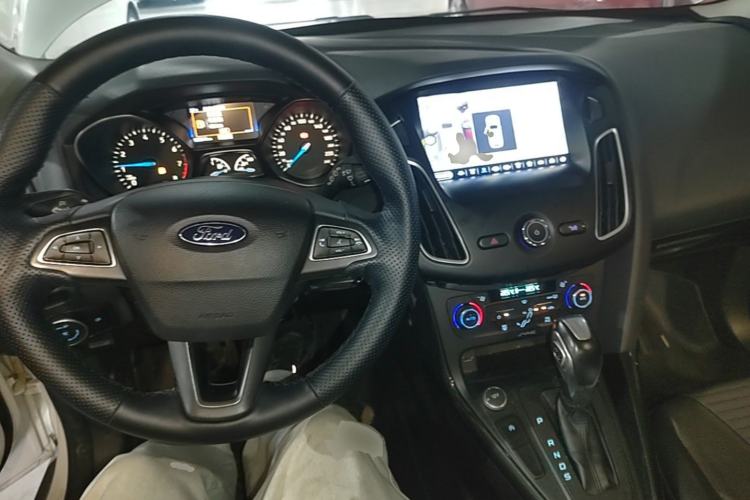 Used Ford Focus 2017 Hatchback EcoBoost 180 Automatic Elite Model Center Console
