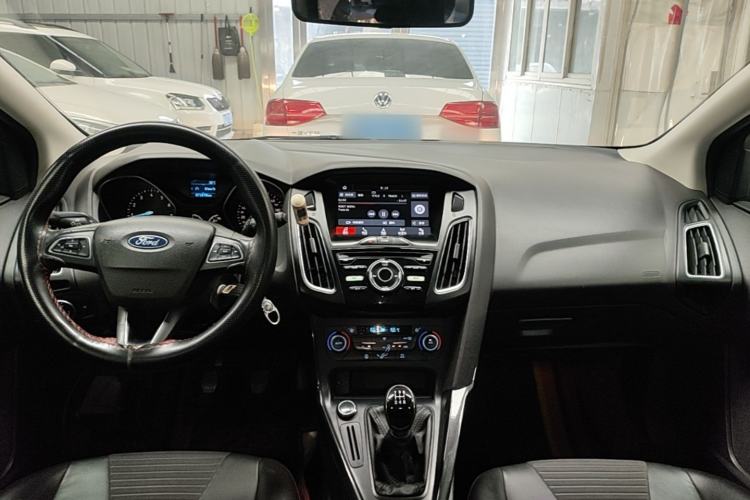 Used Ford Focus 2017 Hatchback 1.6L Manual Fashion Edition SmartDrive Version Center Console