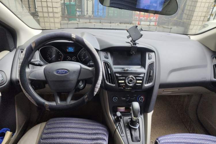 Used Ford Focus 2017 Sedan 1.6L Automatic Comfort Plus SmartDrive Edition Center Console