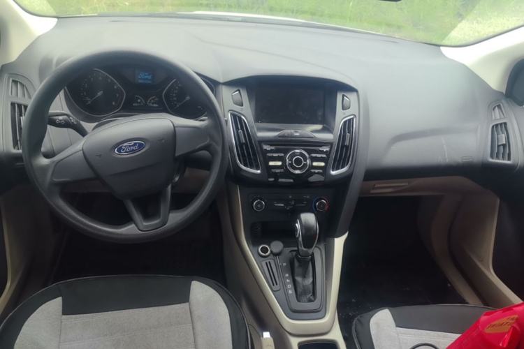 Used Ford Focus 2017 Sedan 1.6L Automatic Comfort Plus SmartDrive Edition Center Console