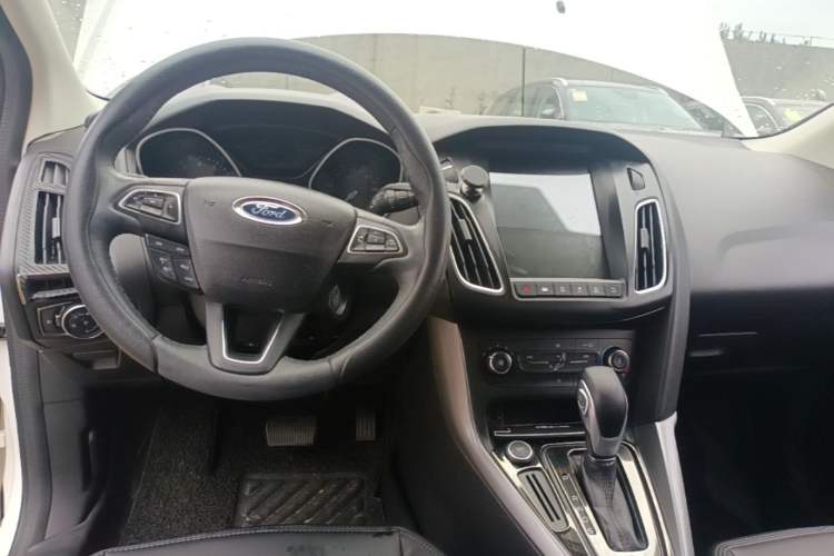 Used Ford Focus 2017 Hatchback 1.6L Automatic Comfort Plus SmartDrive Edition Center Console