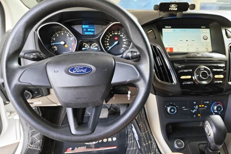 Used Ford Focus 2017 Sedan 1.6L Automatic Comfort Plus SmartDrive Edition Center Console