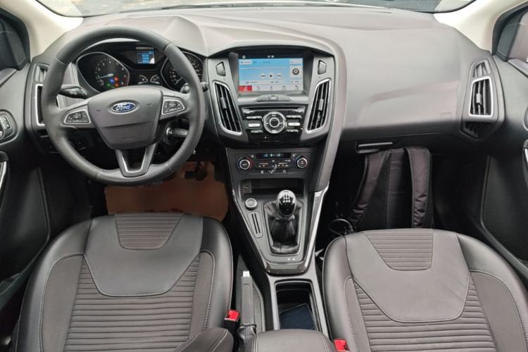 Used Ford Focus 2017 Hatchback EcoBoost 125 Manual – Ultra-Performance Style SmartDrive Edition Center Console