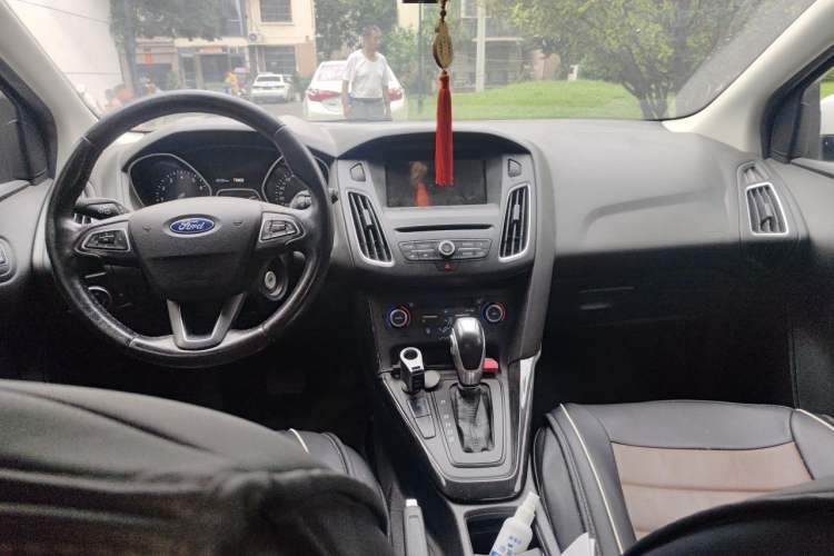 Used Ford Focus 2017 Hatchback EcoBoost 180 Automatic Elite Model Center Console