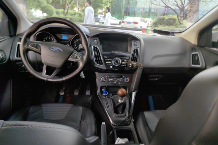 Used Ford Focus 2017 Sedan 1.6L Manual Fashion Edition Smart Drive Version Center Console
