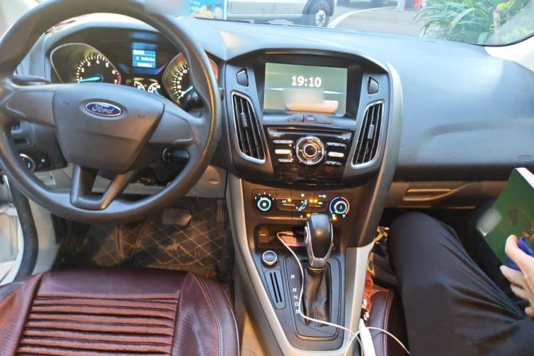 Used Ford Focus 2017 Sedan 1.6L Automatic Comfort Plus SmartDrive Edition Center Console