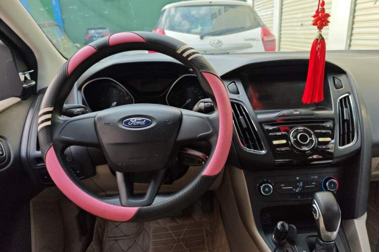 Used Ford Focus 2017 Sedan 1.6L Automatic Comfort Plus SmartDrive Edition Center Console