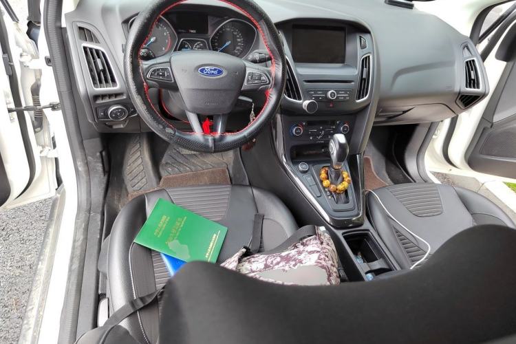 Used Ford Focus 2017 Sedan EcoBoost 180 Automatic Elite Model Center Console
