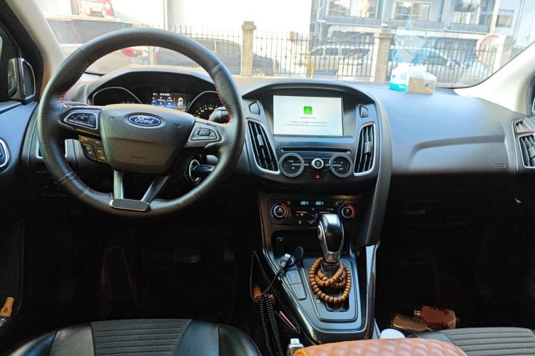 Used Ford Focus 2017 1.5T CTCC White and Black Limited Edition Center Console