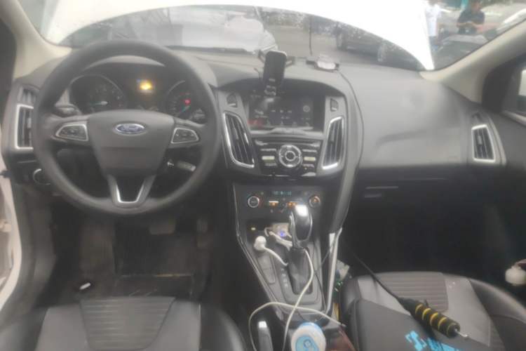 Used Ford Focus 2017 Sedan EcoBoost 125 Automatic Supreme Style SmartDrive Edition Center Console