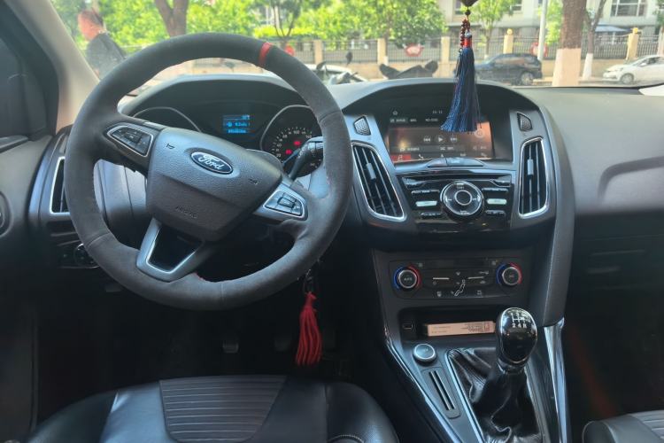 Used Ford Focus 2017 Hatchback 1.6L Manual Fashion Edition SmartDrive Version Center Console