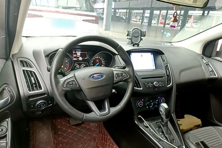 Used Ford Focus 2017 Sedan EcoBoost 180 Automatic Elite Model Center Console