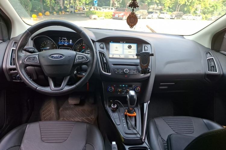 Used Ford Focus 2017 Sedan EcoBoost 180 Automatic Elite Model Center Console