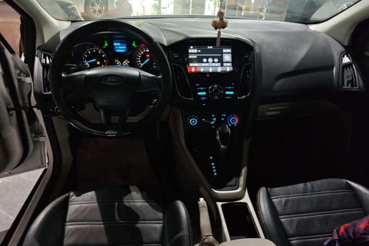 Used Ford Focus 2017 Sedan 1.6L Automatic Comfort Plus SmartDrive Edition Center Console