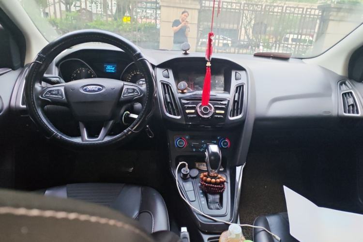 Used Ford Focus 2017 Sedan EcoBoost 125 Automatic Supreme Style SmartDrive Edition Center Console
