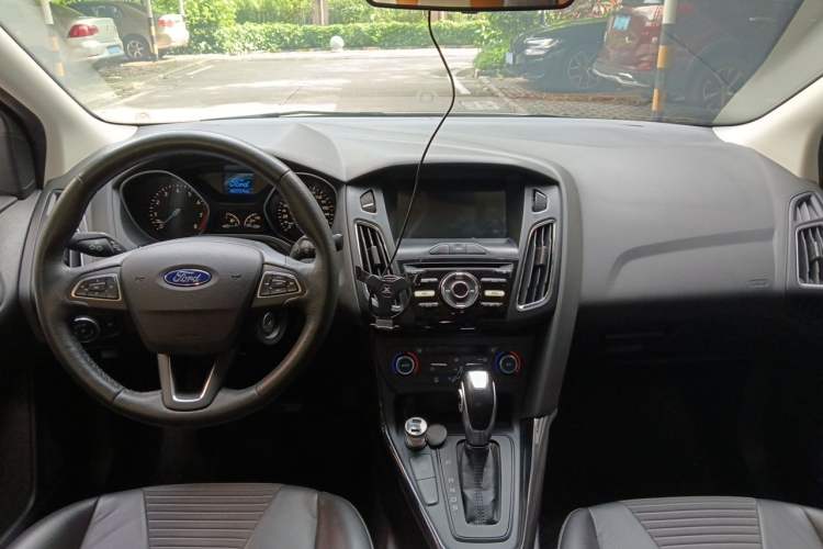 Used Ford Focus 2017 Sedan EcoBoost 125 Automatic Supreme Style SmartDrive Edition Center Console