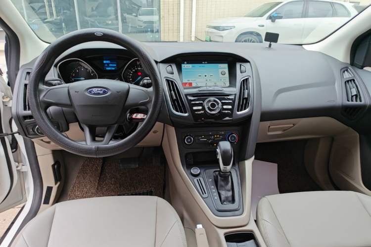 Used Ford Focus 2017 Sedan 1.6L Automatic Comfort Plus SmartDrive Edition Center Console