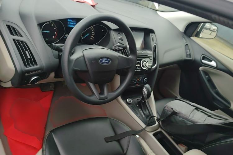 Used Ford Focus 2017 Sedan 1.6L Automatic Comfort Plus SmartDrive Edition Center Console