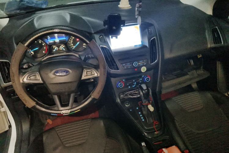Used Ford Focus 2017 Sedan EcoBoost 180 Automatic Elite Model Center Console