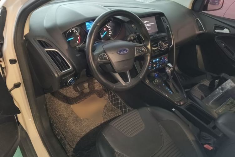Used Ford Focus 2017 Sedan EcoBoost 125 Automatic Supreme Style SmartDrive Edition Center Console