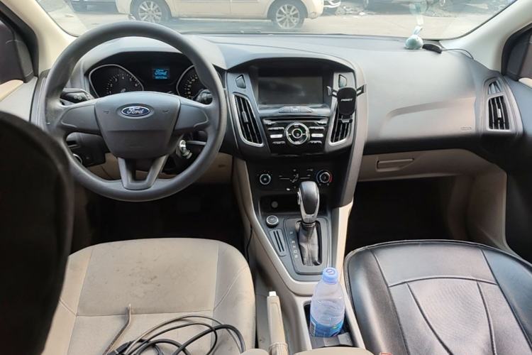 Used Ford Focus 2017 Sedan 1.6L Automatic Comfort Plus SmartDrive Edition Center Console