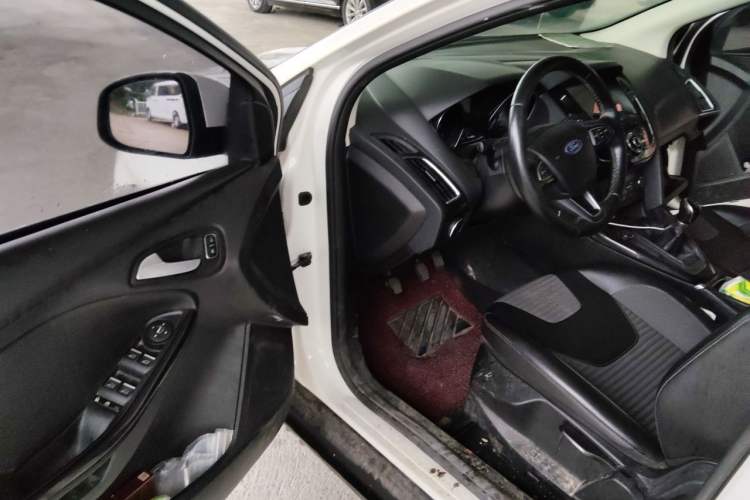 Used Ford Focus 2017 Sedan 1.6L Manual Fashion Edition Smart Drive Version Driver Seat
