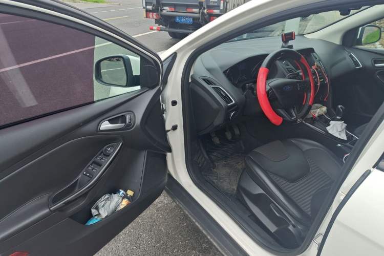 Used Ford Focus 2017 Sedan EcoBoost 125 Manual – Ultra-Style Edition with SmartDrive Features Driver Seat