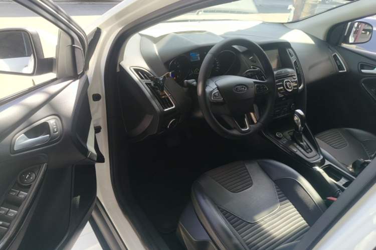 Used Ford Focus 2017 Sedan EcoBoost 125 Automatic Supreme Style SmartDrive Edition Driver Seat