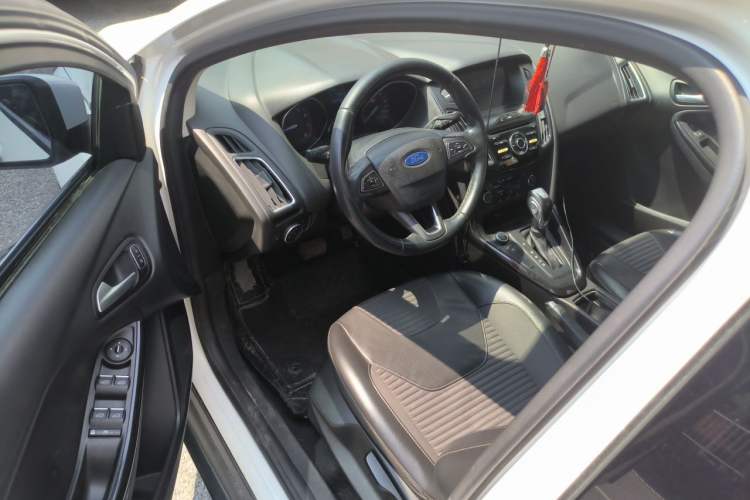 Used Ford Focus 2017 Sedan EcoBoost 125 Automatic Supreme Style SmartDrive Edition Driver Seat