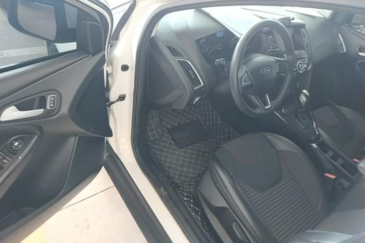 Used Ford Focus 2017 Hatchback EcoBoost 125 Automatic - Ultra-Powerful Style Edition with Smart Drive Features Driver Seat
