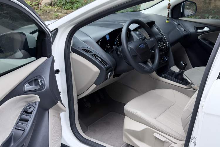 Used Ford Focus 2017 Sedan 1.6L Manual Comfort Plus SmartDrive Edition Driver Seat