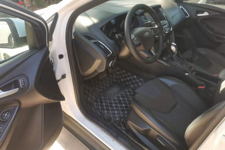 Used Ford Focus 2017 Sedan EcoBoost 125 Automatic Supreme Style SmartDrive Edition Driver Seat