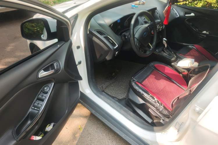 Used Ford Focus 2017 Sedan EcoBoost 125 Automatic Supreme Style SmartDrive Edition Driver Seat