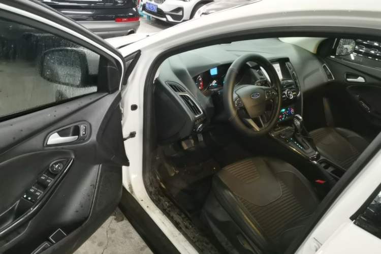 Used Ford Focus 2017 Sedan EcoBoost 125 Automatic Supreme Style SmartDrive Edition Driver Seat