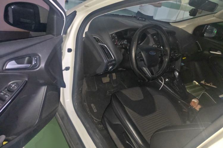 Used Ford Focus 2017 Sedan EcoBoost 125 Automatic Supreme Style SmartDrive Edition Driver Seat