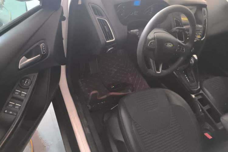 Used Ford Focus 2017 Hatchback EcoBoost 125 Automatic - Ultra-Powerful Style Edition with Smart Drive Features Driver Seat