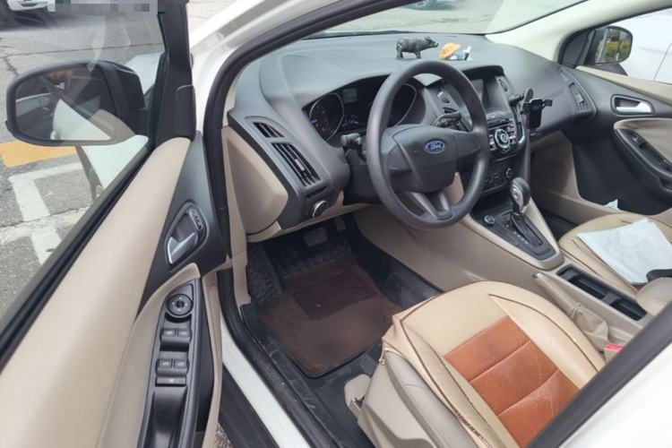 Used Ford Focus 2017 Sedan 1.6L Automatic Comfort Plus SmartDrive Edition Driver Seat