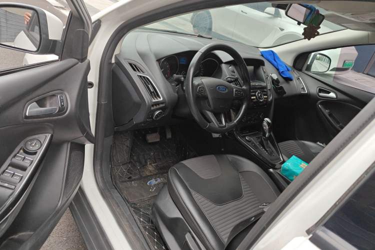 Used Ford Focus 2017 Sedan EcoBoost 125 Automatic Supreme Style SmartDrive Edition Driver Seat