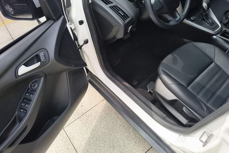 Used Ford Focus 2017 Hatchback 1.6L Automatic Comfort Plus SmartDrive Edition Driver Seat