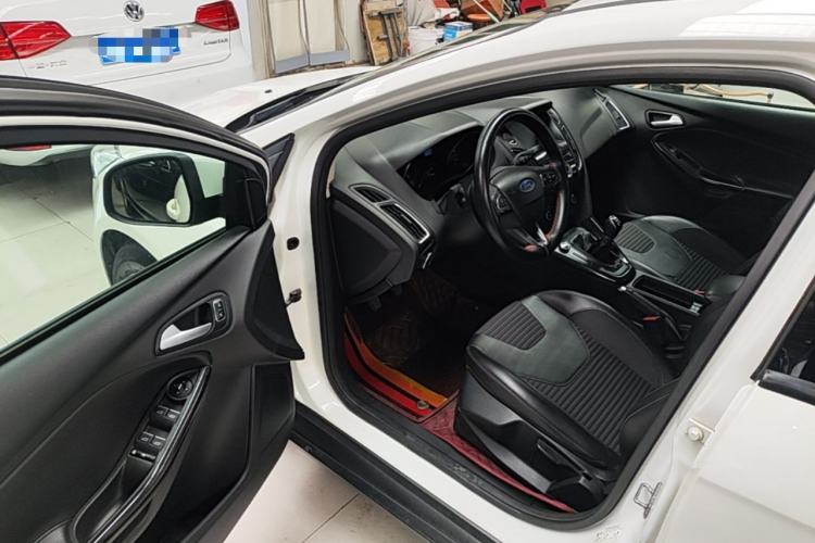 Used Ford Focus 2017 Hatchback 1.6L Manual Fashion Edition SmartDrive Version Driver Seat