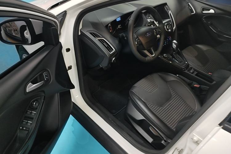 Used Ford Focus 2017 Sedan EcoBoost 125 Automatic Supreme Style SmartDrive Edition Driver Seat