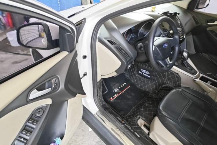 Used Ford Focus 2017 Sedan 1.6L Automatic Comfort Plus SmartDrive Edition Driver Seat