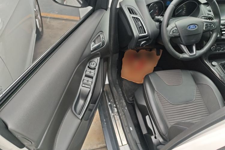 Used Ford Focus 2017 Hatchback EcoBoost 125 Manual – Ultra-Performance Style SmartDrive Edition Driver Seat